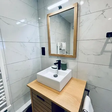 * Adelaide * Opera * Apartment *